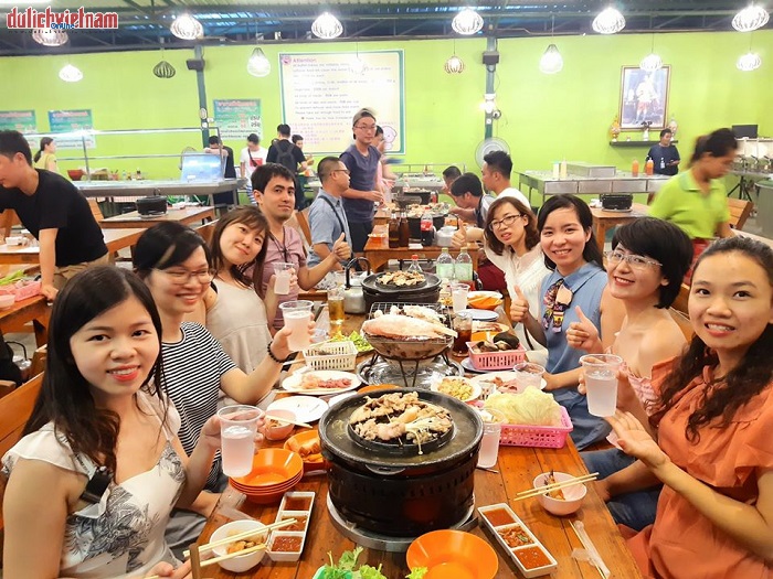 Đoàn du khách thưởng thức bữa ăn theo chương trình Đoàn du khách thưởng thức bữa ăn theo chương trình