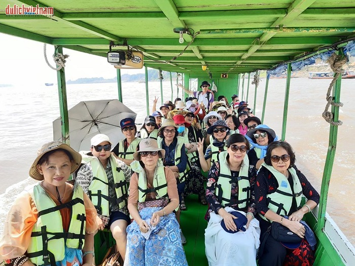 Đoàn du khách dạo thuyền tham quan thiên đường Phutket Đoàn du khách dạo thuyền tham quan thiên đường Phutket