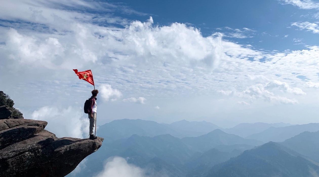 Đỉnh Pha Luông Mộc Châu nổi bật với khung cảnh hùng vĩ, mây trời bồng bềnh. Đỉnh Pha Luông Mộc Châu nổi bật với khung cảnh hùng vĩ, mây trời bồng bềnh.