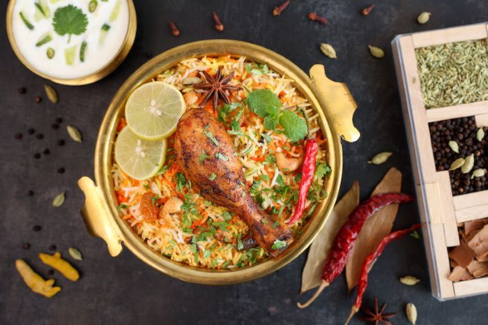 Thưởng thức cơm trộn Biryani hấp dẫn của người Ấn Độ