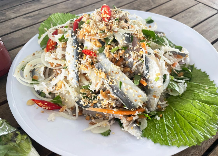 Khi đi tour Phú Quốc, bạn nhất định không được bỏ qua đặc sản gỏi cá trích