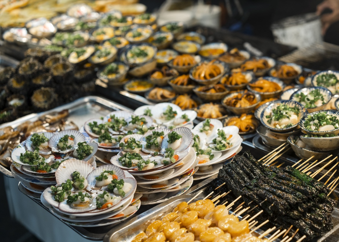 Du khách có thể thưởng thức nhiều món hải sản tươi ngon trong tour Phú Quốc