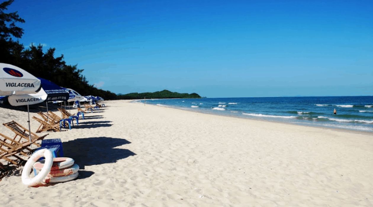 Bãi Quan Lạn nổi bật với bãi biển đẹp và cuộc sống bình yên của người dân ven biển. Bãi Quan Lạn nổi bật với bãi biển đẹp và cuộc sống bình yên của người dân ven biển.