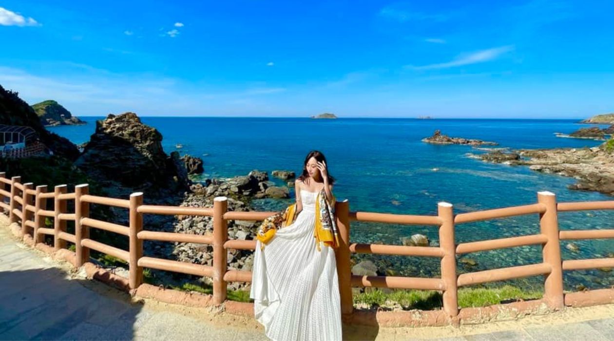 Eo Gió Gót Beo nổi bật với vẻ đẹp hoang sơ và các mỏm đá kỳ thú, tạo nên khung cảnh hùng vĩ. Eo Gió Gót Beo nổi bật với vẻ đẹp hoang sơ và các mỏm đá kỳ thú, tạo nên khung cảnh hùng vĩ.