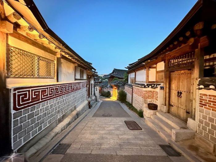 Thả mình trên con đường mang vẻ đẹp thời gian ở làng Bukchon Hanok cổ kính