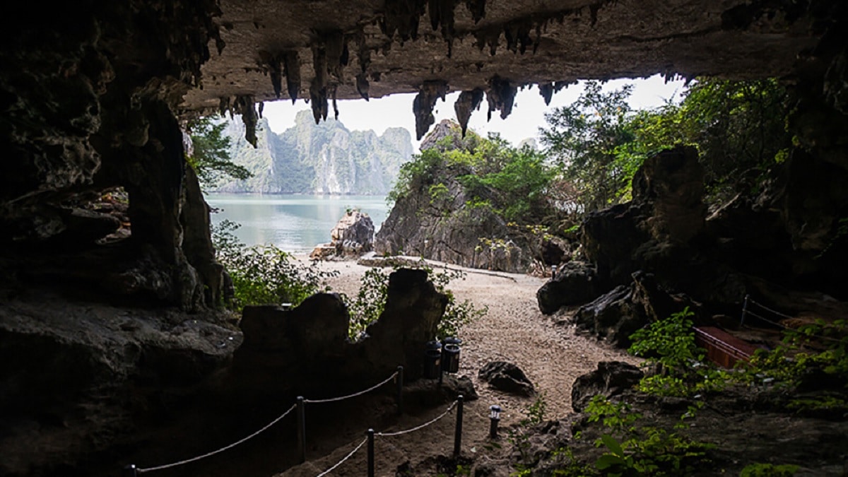 Hang Trống và Hang Trinh Nữ - khám phá hang động huyền bí và nghe kể về câu chuyện tình lãng mạn Hang Trống và Hang Trinh Nữ - khám phá hang động huyền bí và nghe kể về câu chuyện tình lãng mạn