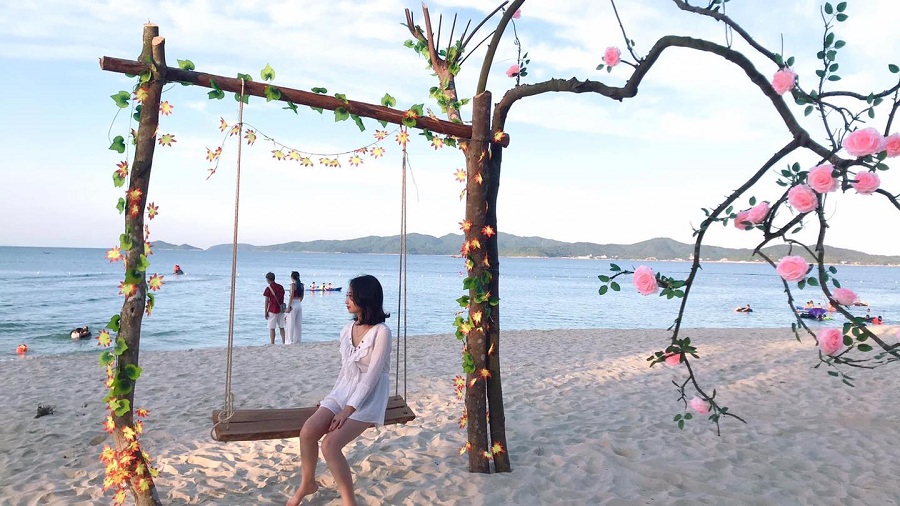 Bãi Hồng Vàn mang vẻ đẹp hoang sơ, lãng mạn với làn nước trong xanh và những con sóng vỗ rì rào Bãi Hồng Vàn mang vẻ đẹp hoang sơ, lãng mạn với làn nước trong xanh và những con sóng vỗ rì rào