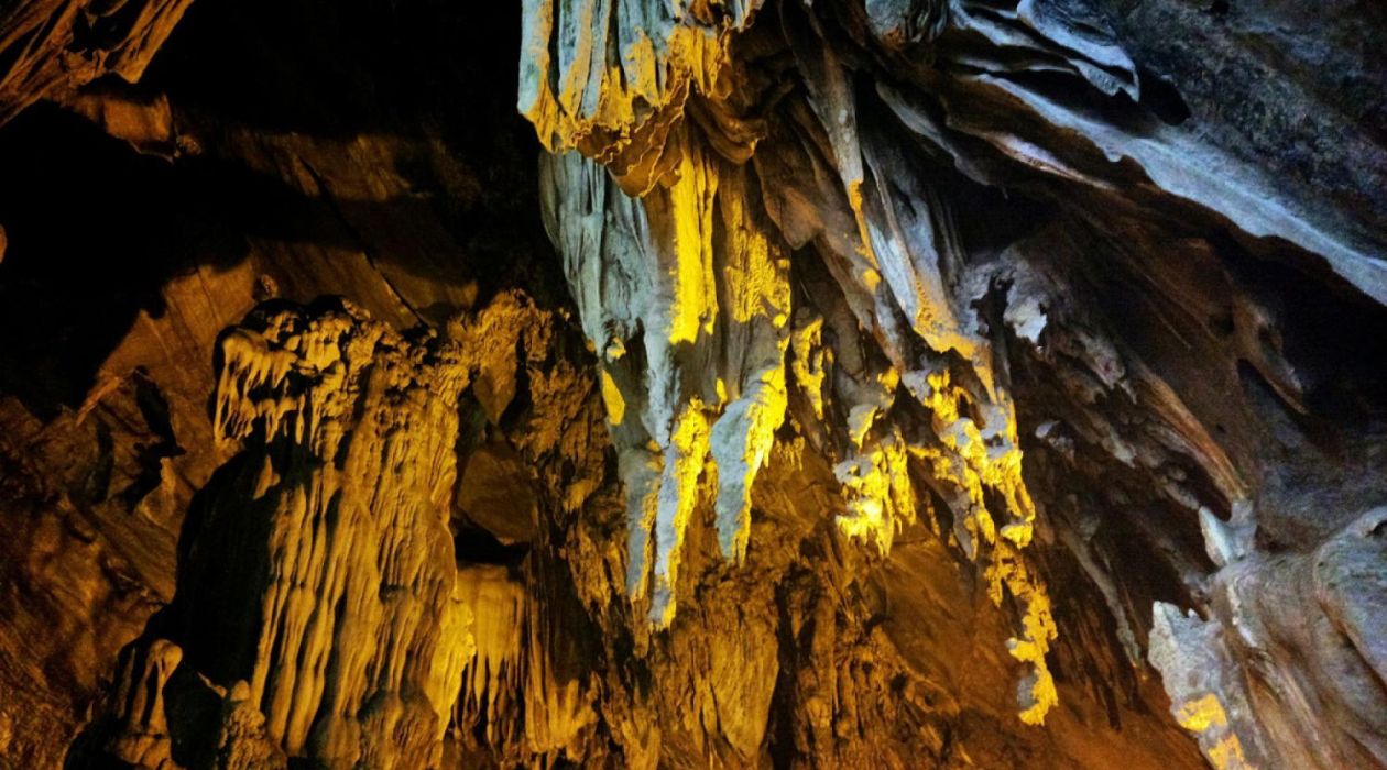 Ngũ Động Bản Ôn Mộc Châu nổi bật với hệ thống hang động hoang sơ, kỳ vĩ. Ngũ Động Bản Ôn Mộc Châu nổi bật với hệ thống hang động hoang sơ, kỳ vĩ.