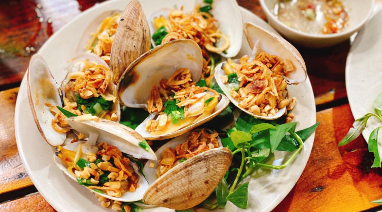 Ngao mỡ hành nổi bật với hương vị ngọt ngào, thơm ngon và hấp dẫn. Ngao mỡ hành nổi bật với hương vị ngọt ngào, thơm ngon và hấp dẫn.