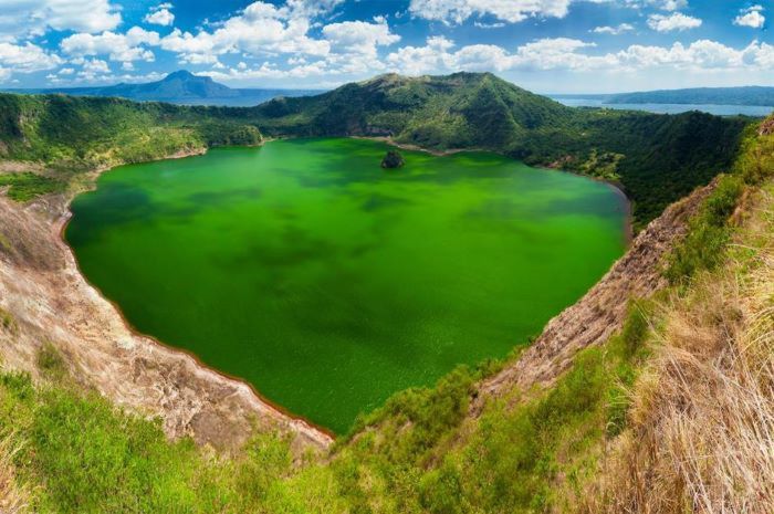 Miệng núi lửa Taal đã trở thành hồ nước ai nhìn cũng mê đắm