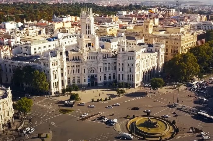 Thủ đô Madrid có nét sôi động hòa lẫn vẻ cổ kính, trầm mặc