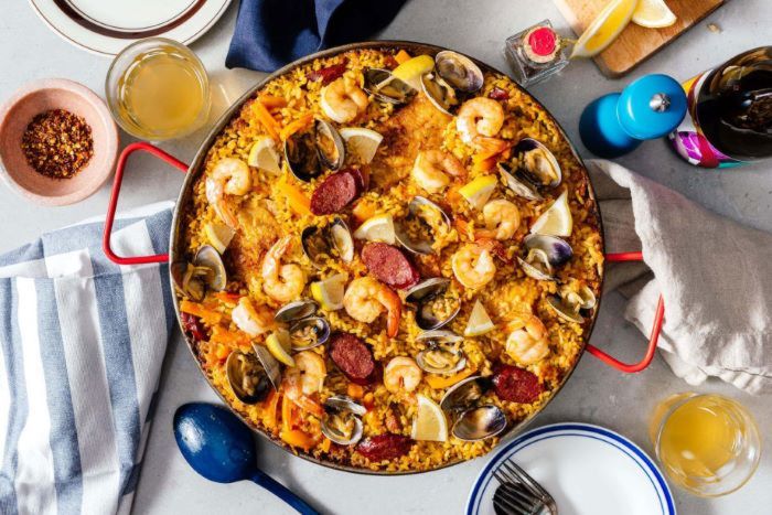 Paella Valenciana là món cơm thập cẩm nổi tiếng ở Tây Ban Nha