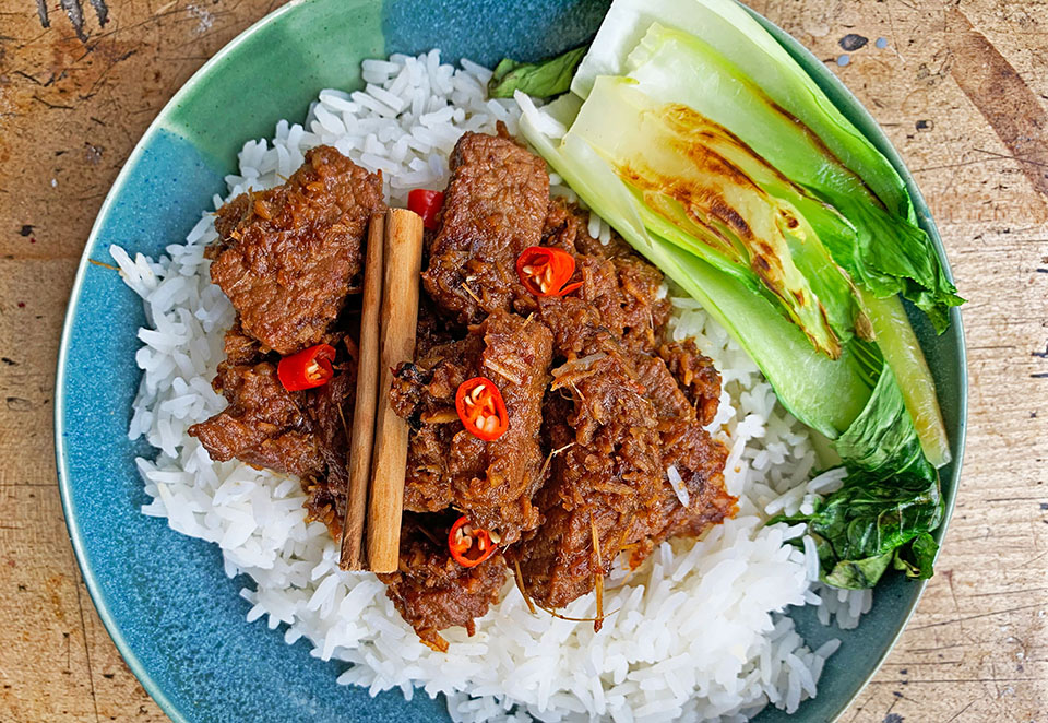 Rendang là một món thịt hầm cay nồng đặc trưng của ẩm thực Malaysia Rendang là một món thịt hầm cay nồng đặc trưng của ẩm thực Malaysia