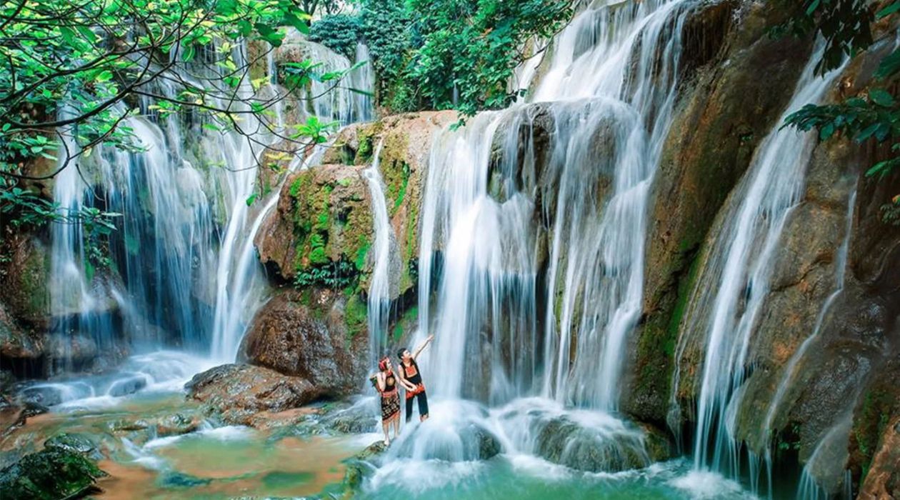 Thác Dải Yếm Mộc Châu nổi bật với vẻ đẹp thơ mộng, hùng vĩ. Thác Dải Yếm Mộc Châu nổi bật với vẻ đẹp thơ mộng, hùng vĩ.