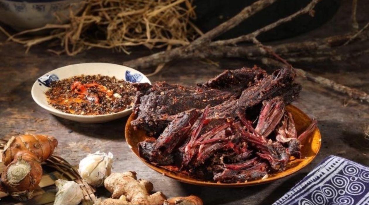 Thịt trâu gác bếp Mộc Châu nổi bật với hương vị đậm đà, khói bếp đặc trưng. Thịt trâu gác bếp Mộc Châu nổi bật với hương vị đậm đà, khói bếp đặc trưng.