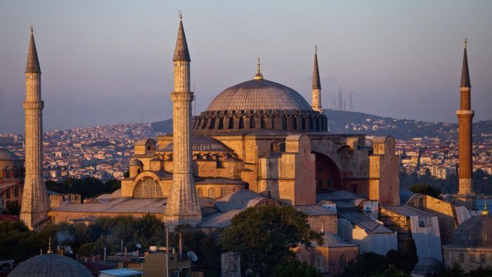Hagia Sophia là vương cung thánh đường của Hồi giáo và Cơ đốc giáo.