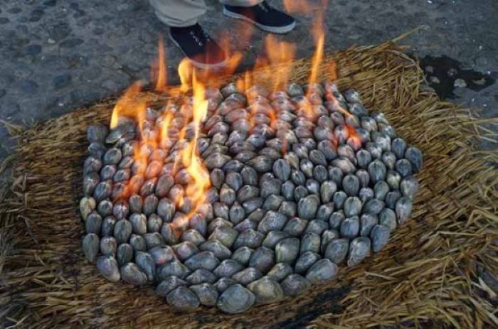 Món nghêu nướng xăng ở Nampo khiến nhiều du khách tò mò muốn thưởng thức