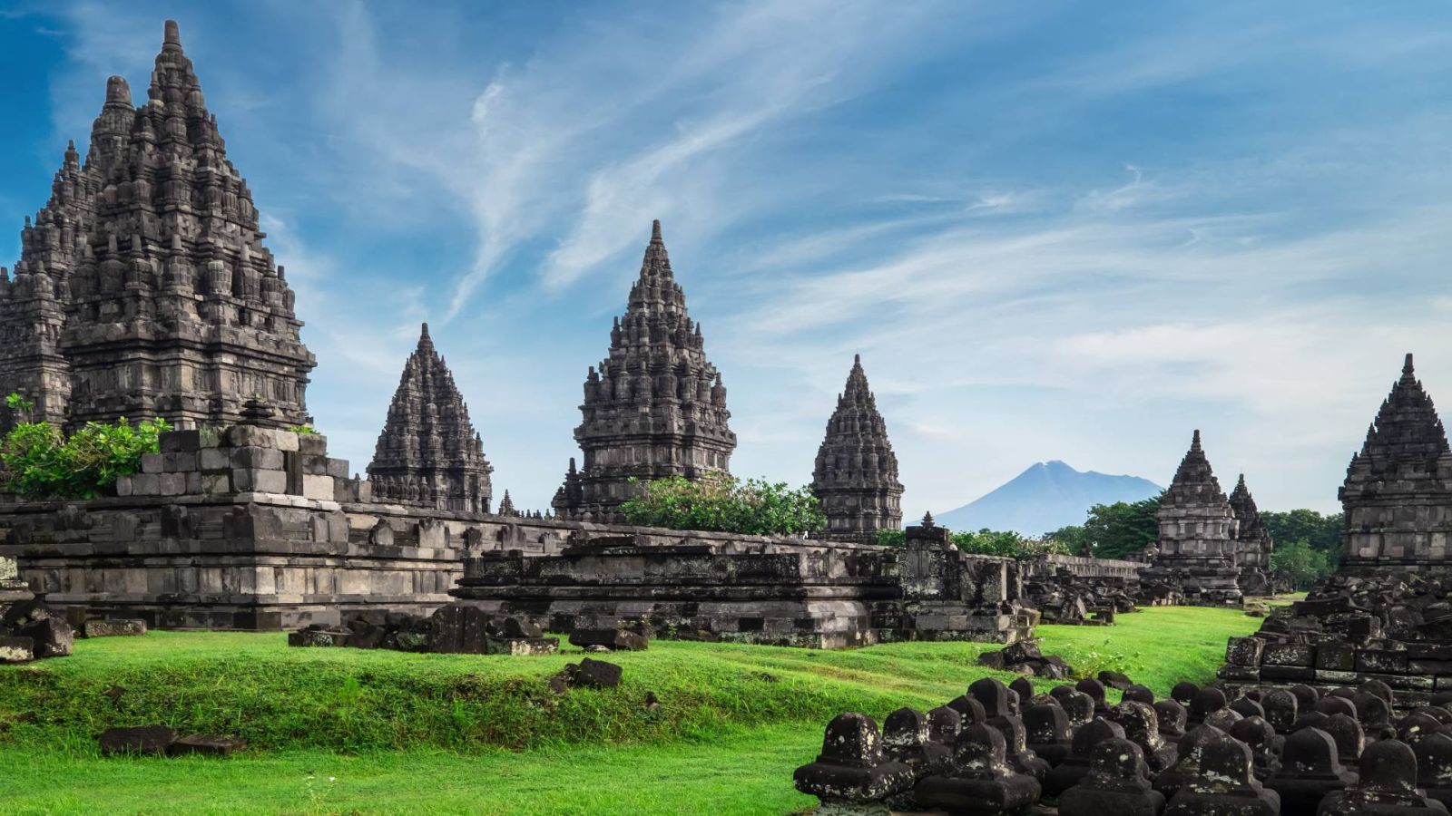 Yogyakarta là một thành phố cổ kính với những ngôi đền Phật giáo và Hindu nổi tiếng Yogyakarta là một thành phố cổ kính với những ngôi đền Phật giáo và Hindu nổi tiếng