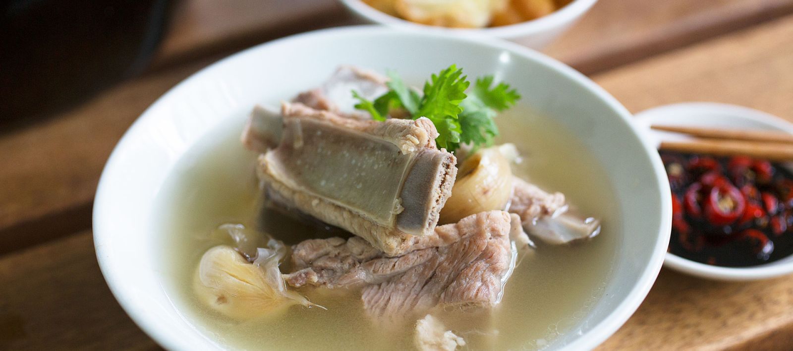 Bak Kut Teh là một món súp xương heo đặc trưng của Singapore Bak Kut Teh là một món súp xương heo đặc trưng của Singapore