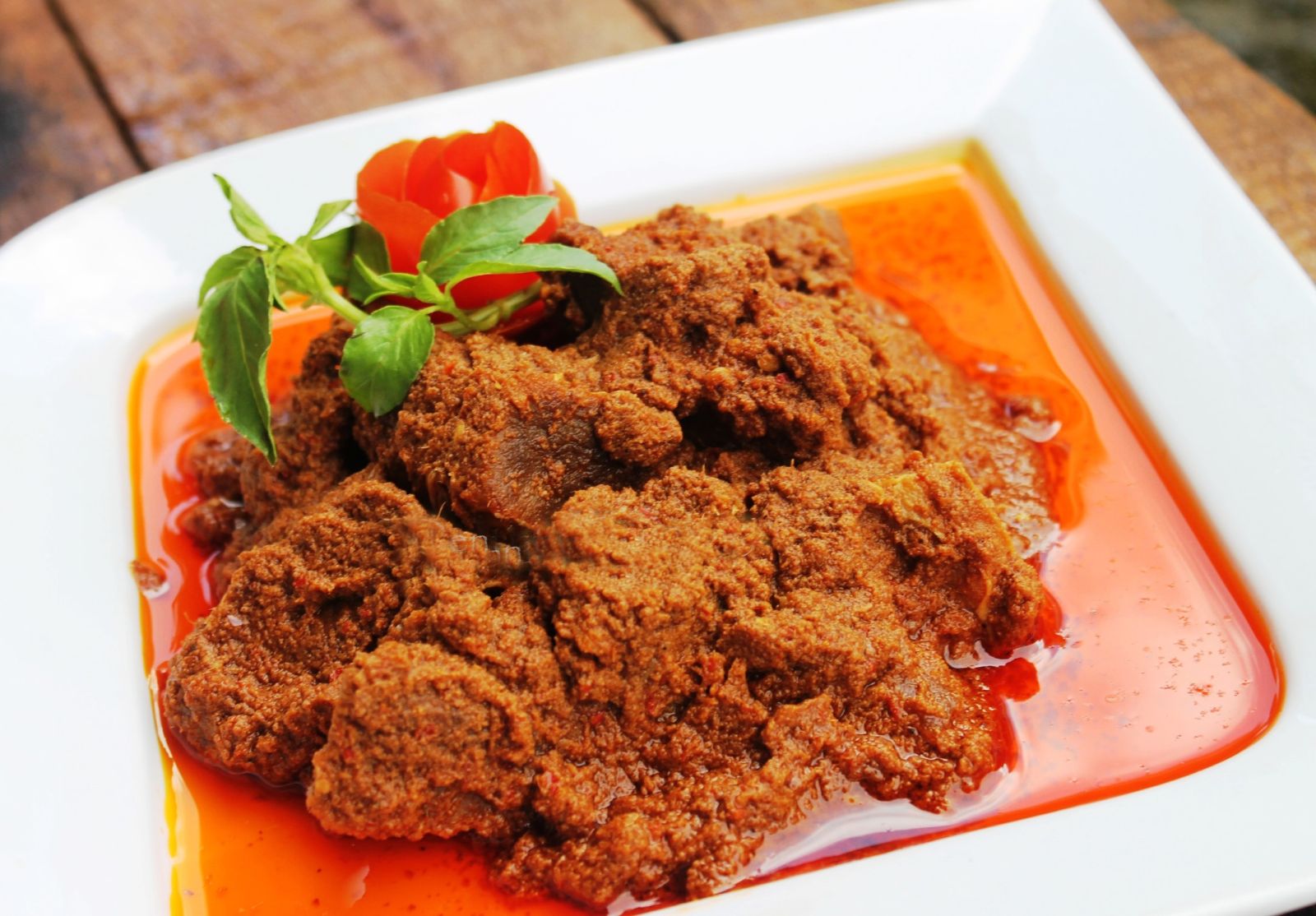 Rendang là một trong những món ăn đặc trưng của ẩm thực Indonesia Rendang là một trong những món ăn đặc trưng của ẩm thực Indonesia