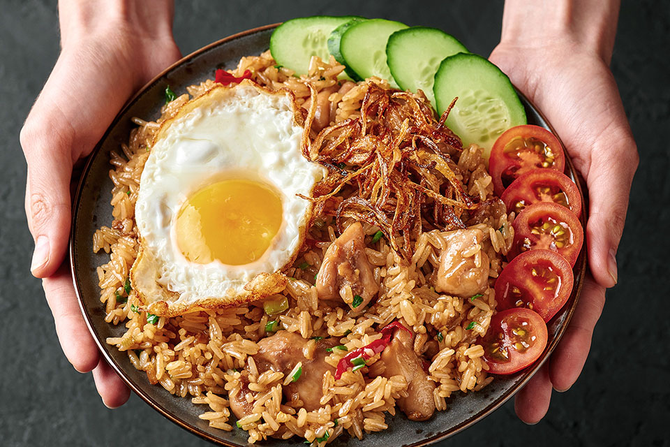 Nasi goreng là món cơm chiên hấp dẫn của Indonesia Nasi goreng là món cơm chiên hấp dẫn của Indonesia