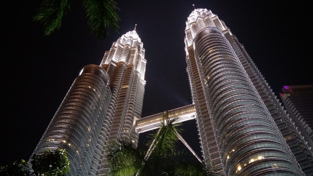 Tháp đôi Petronas là biểu tượng của Kuala Lumpur Tháp đôi Petronas là biểu tượng của Kuala Lumpur