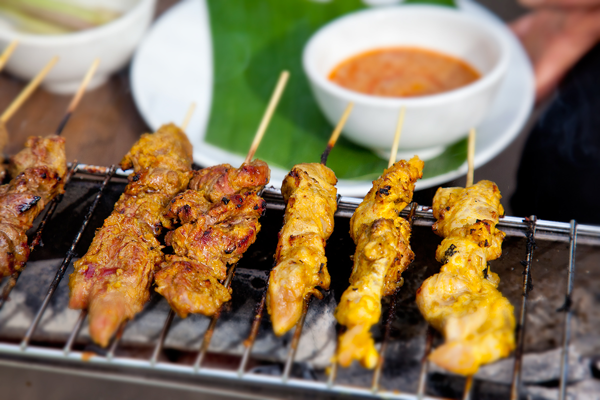 Satay là một món ăn đường phố phổ biến ở Malaysia Satay là một món ăn đường phố phổ biến ở Malaysia