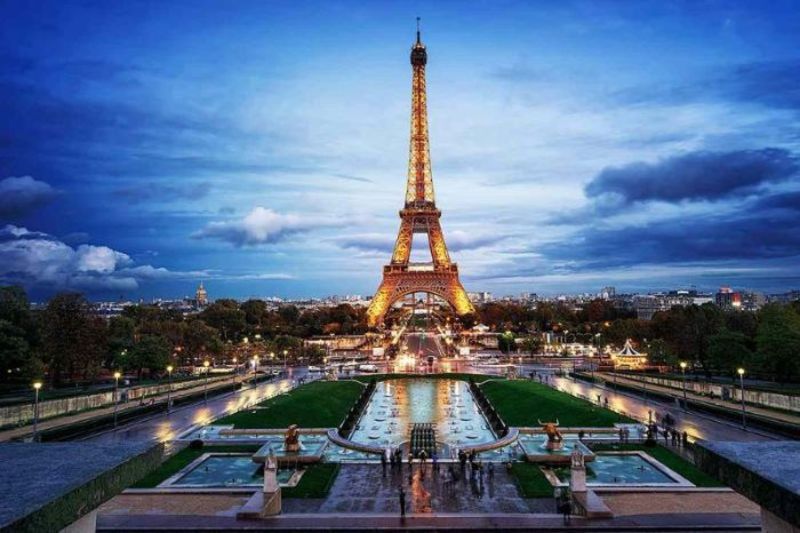 Kiến trúc 100% làm từ sắt thép của tháp Eiffel