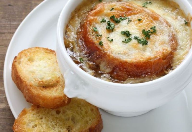 Nếm thử món súp truyền thống Soupe à l’oignon khi tới Pháp du lịch