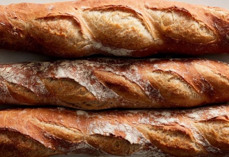 Bánh Baguette với vỏ giòn cùng ruột mềm thơm hương bơ rất hấp dẫn