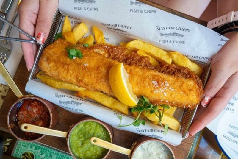 Món Fish and chips được làm từ cá tuyết kết hợp khoai tây