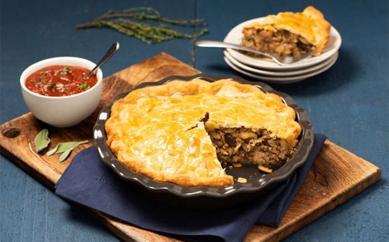 Món bánh Tourtiere nổi tiếng trong ẩm thực Canada