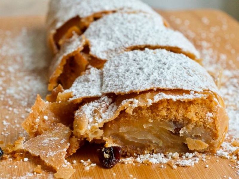Apfelstrudel là món bánh táo đặc trưng với hương vị rất độc đáo