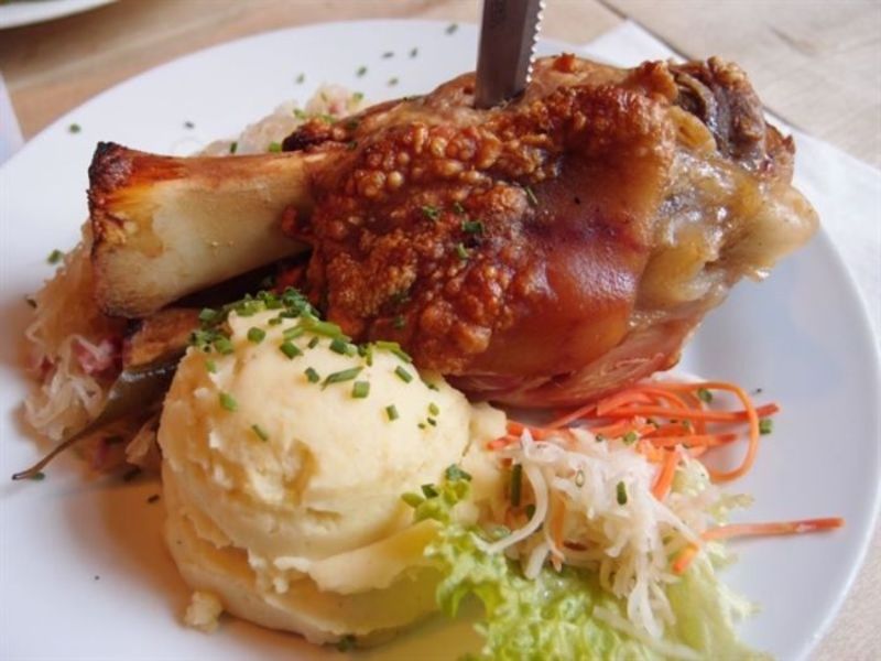 Đặc sản giò heo hầm cùng cải muối và dưa chua