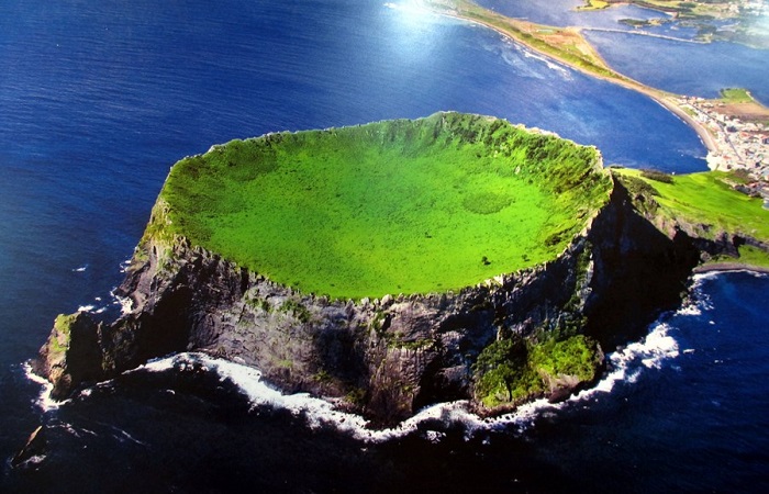 Đỉnh núi Seongsan giữa biển Đỉnh núi Seongsan giữa biển