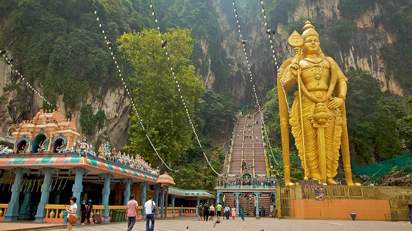 Tượng Murugan bên ngoài động Batu Tượng Murugan bên ngoài động Batu