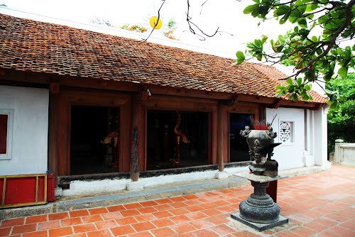 Phái bên trong chùa Cô Tiên Phái bên trong chùa Cô Tiên