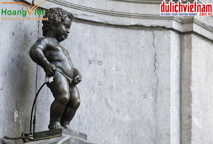 Tượng cậu bé đứng tè Tượng cậu bé đứng tè