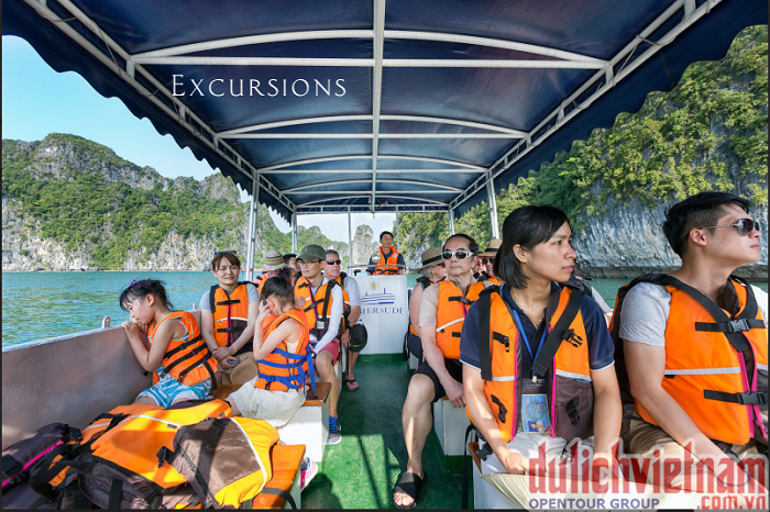 Chèo thuyền Kayak trên Vịnh Hạ Long