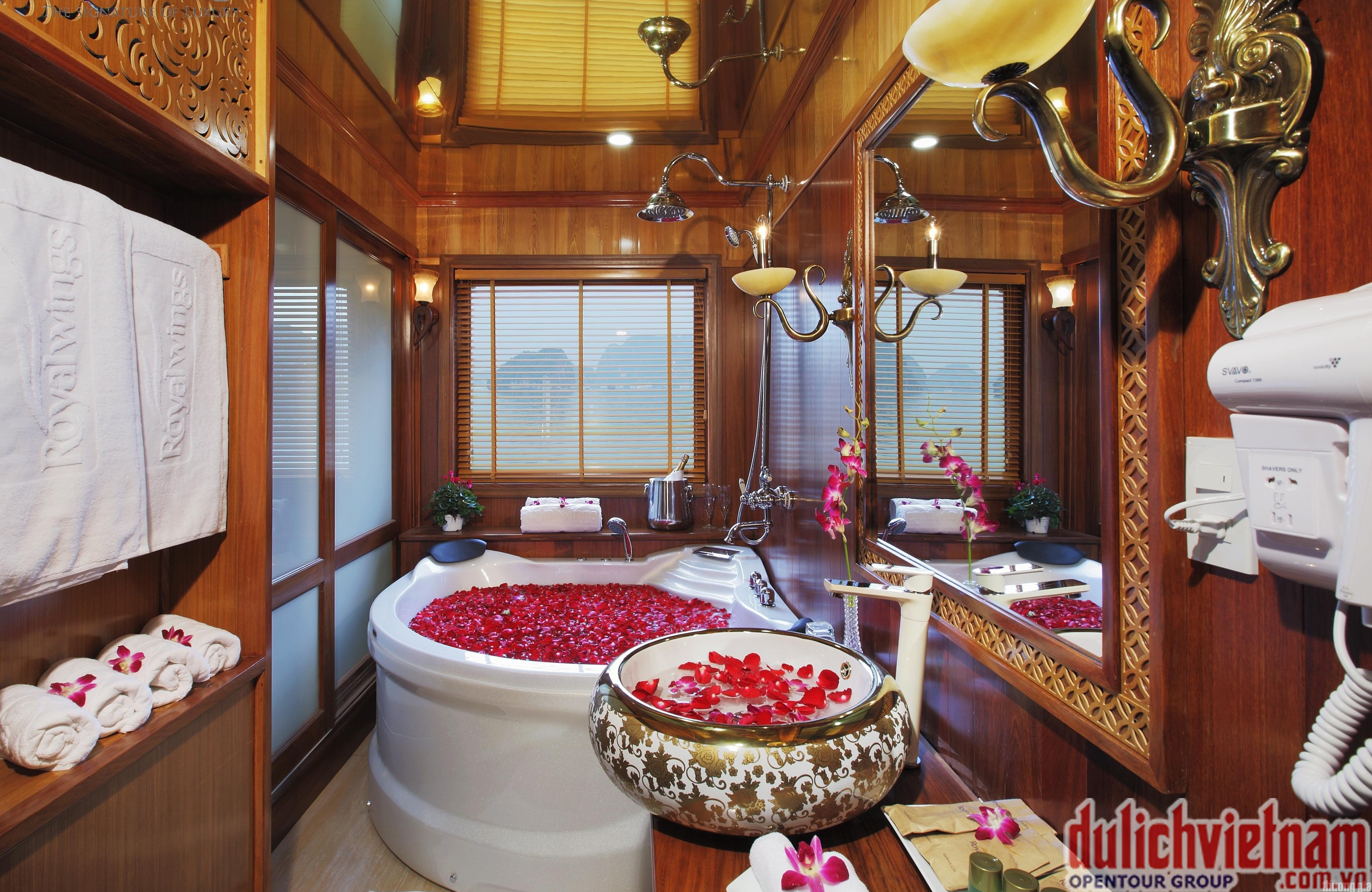 Du Lịch Hạ Long 3 Ngày 2 Đêm Phòng tắm của Royal Wings Cruise