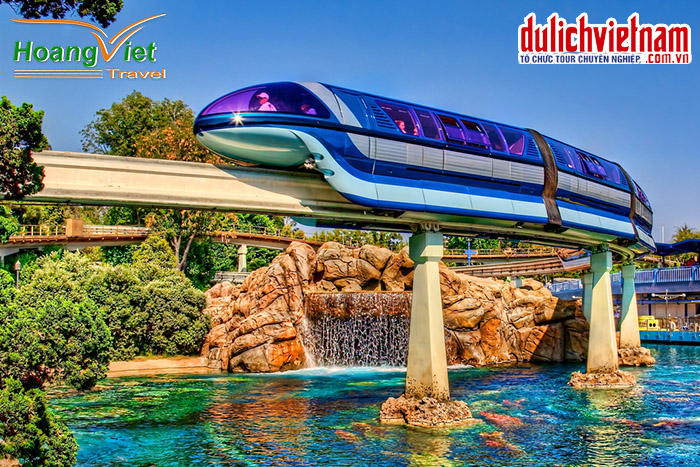 Tàu lượn siêu tốc ở Disney Land Tàu lượn siêu tốc ở Disney Land