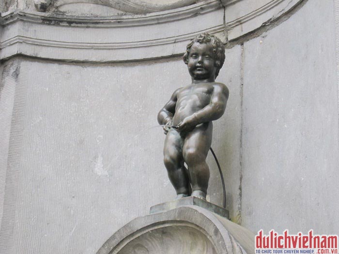 Tượng chú bé đứng tè Tượng chú bé đứng tè