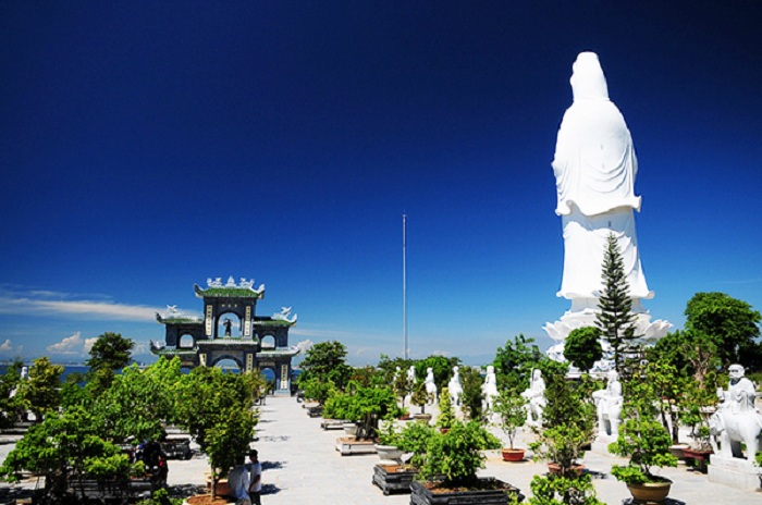 Tham gia tour du lịch miền Trung 5 ngày viếng thăm chùa Linh Ứng