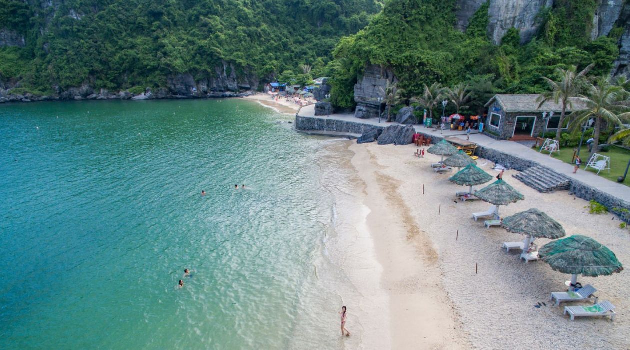 Bãi tắm Cát Cò Cát Bà nổi bật với cát trắng mịn và nước biển trong xanh. Bãi tắm Cát Cò Cát Bà nổi bật với cát trắng mịn và nước biển trong xanh.