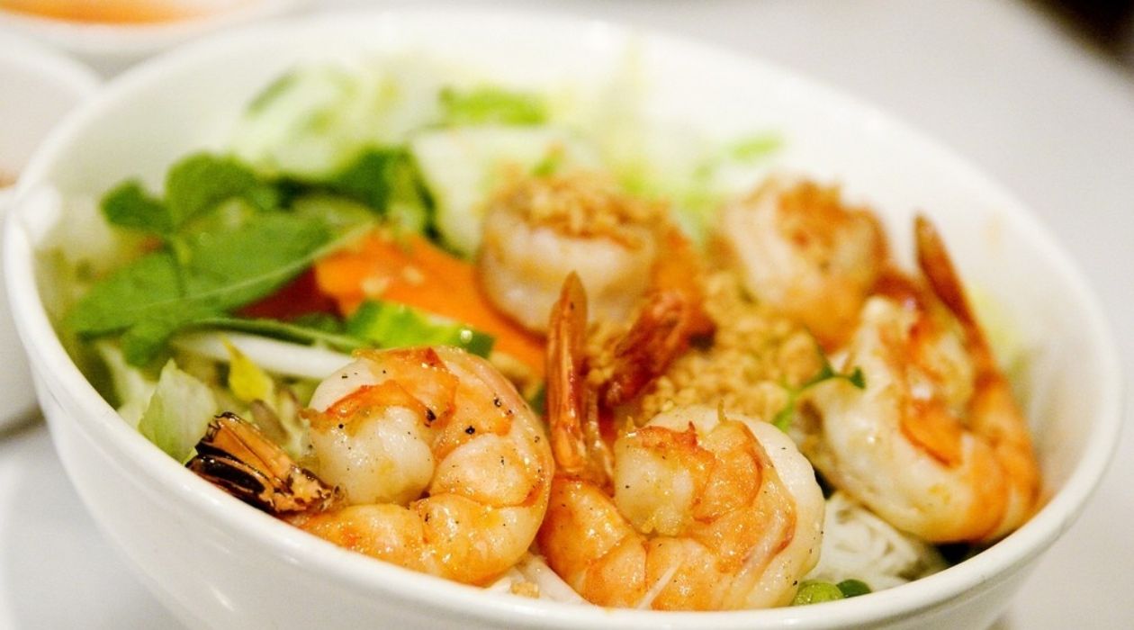 Bún tôm giò Cát Bà nổi bật với hương vị tươi ngon và nước dùng đậm đà. Bún tôm giò Cát Bà nổi bật với hương vị tươi ngon và nước dùng đậm đà.