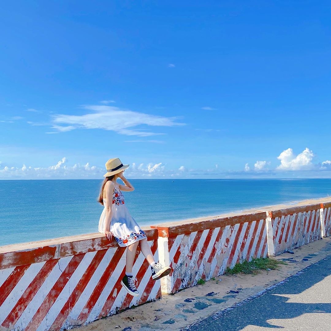 Hòn Rơm - hòn đảo tuyệt đẹp với biển xanh, cắt trắng, nắng vàng Hòn Rơm - hòn đảo tuyệt đẹp với biển xanh, cắt trắng, nắng vàng