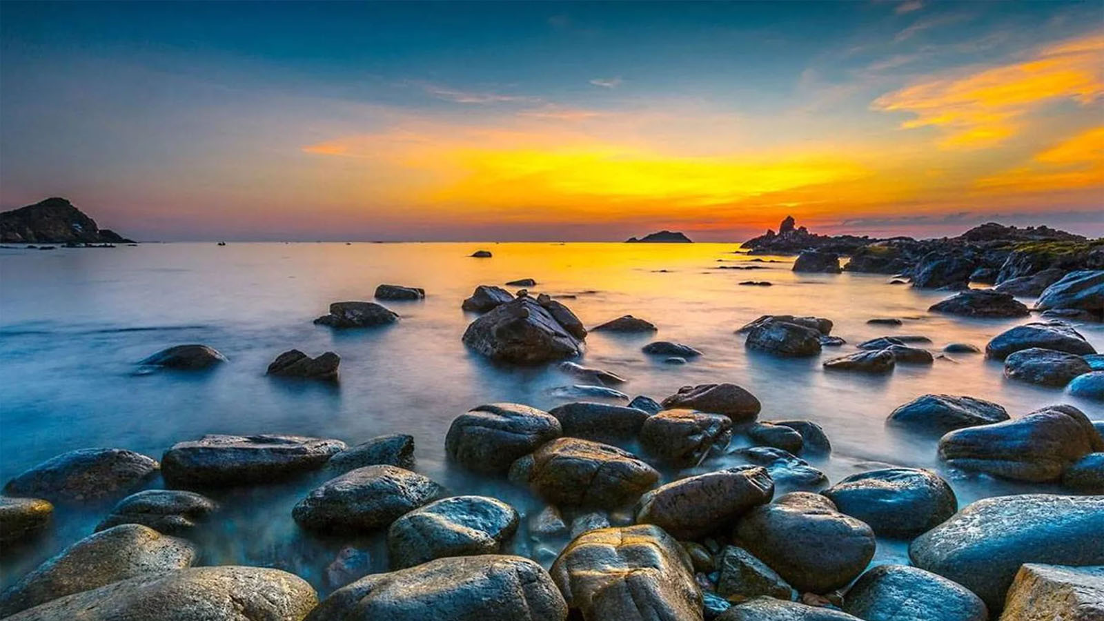 Hòn Ghềnh Mũi Né với những bãi đá đen huyền bí Hòn Ghềnh Mũi Né với những bãi đá đen huyền bí