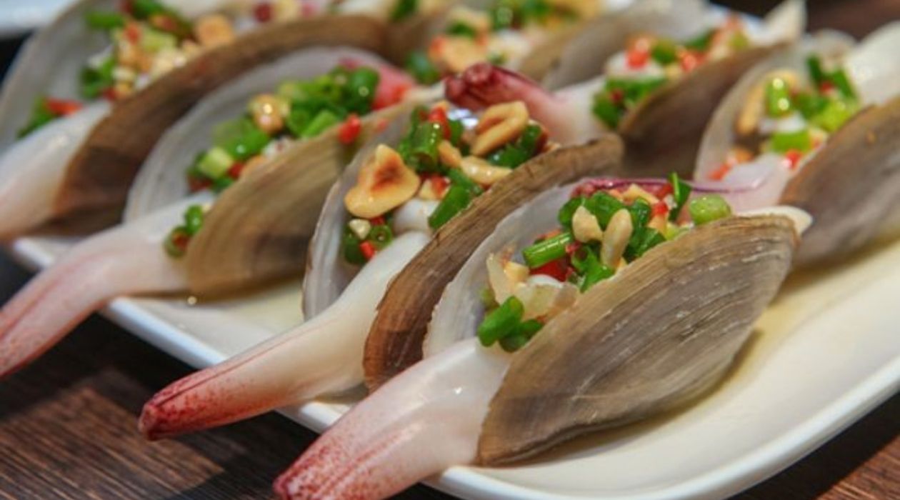 Món tú hài Cát Bà nổi bật với vị ngọt tươi ngon và độ giòn đặc trưng. Món tú hài Cát Bà nổi bật với vị ngọt tươi ngon và độ giòn đặc trưng.