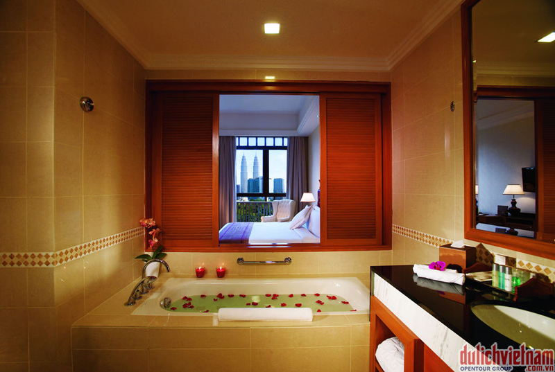Phòng tắm với đầy đủ dụng cụ Phòng tắm với đầy đủ dụng cụ