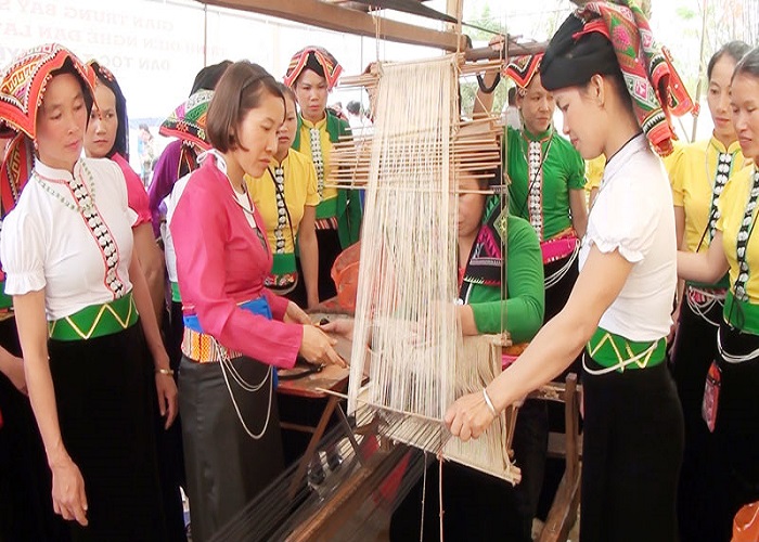 Dệt thổ cẩm người Mường Dệt thổ cẩm người Mường